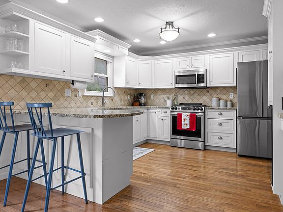 3rd image of 525 Oak Crest Ln