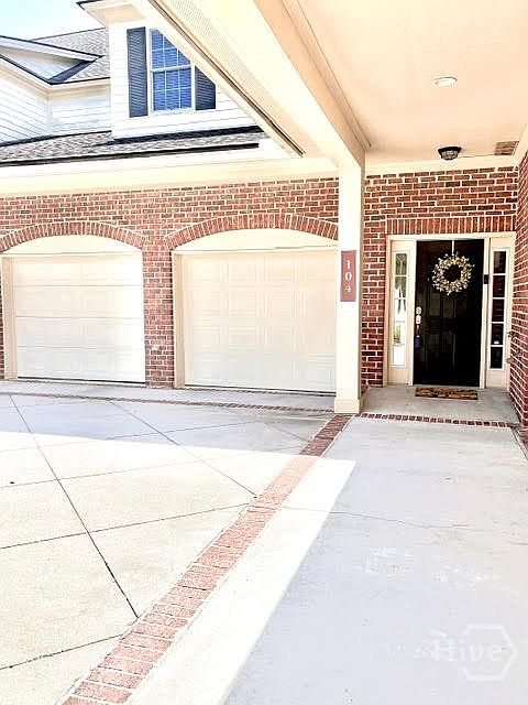 1st image of 104 Woodside Crossing