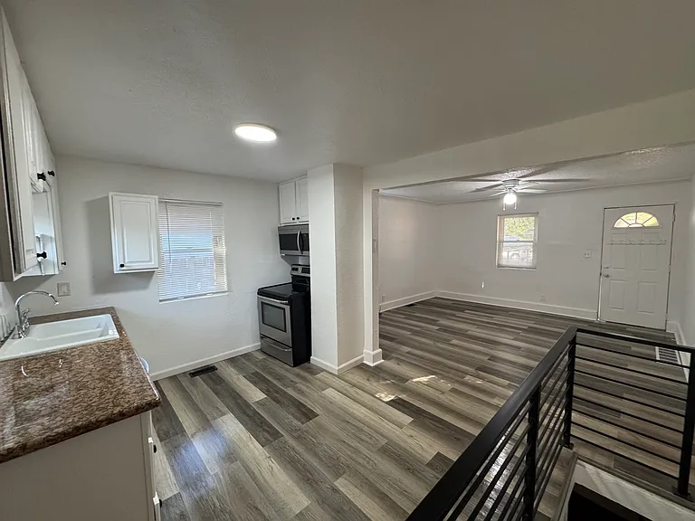 1738 Dallas St — Photo 5