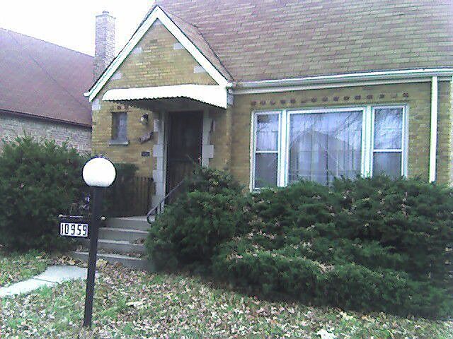 Brick 2 Bedroom, 1.5 Bath near Metra