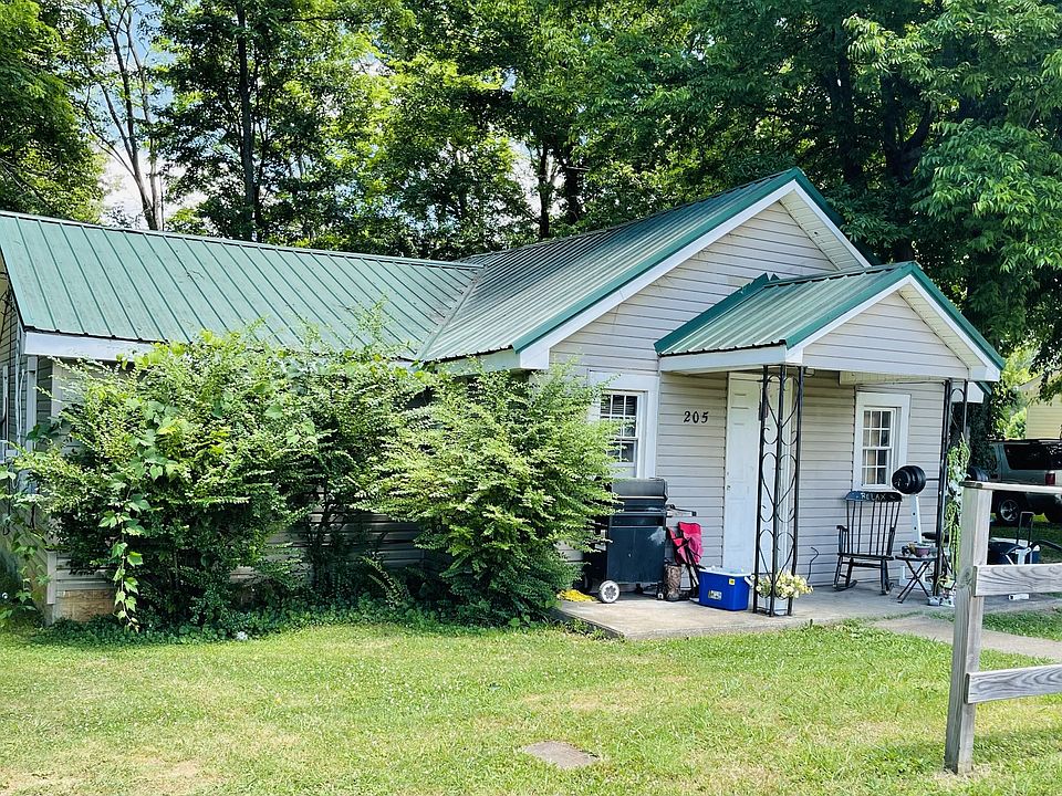 2nd image of 205 Oak St