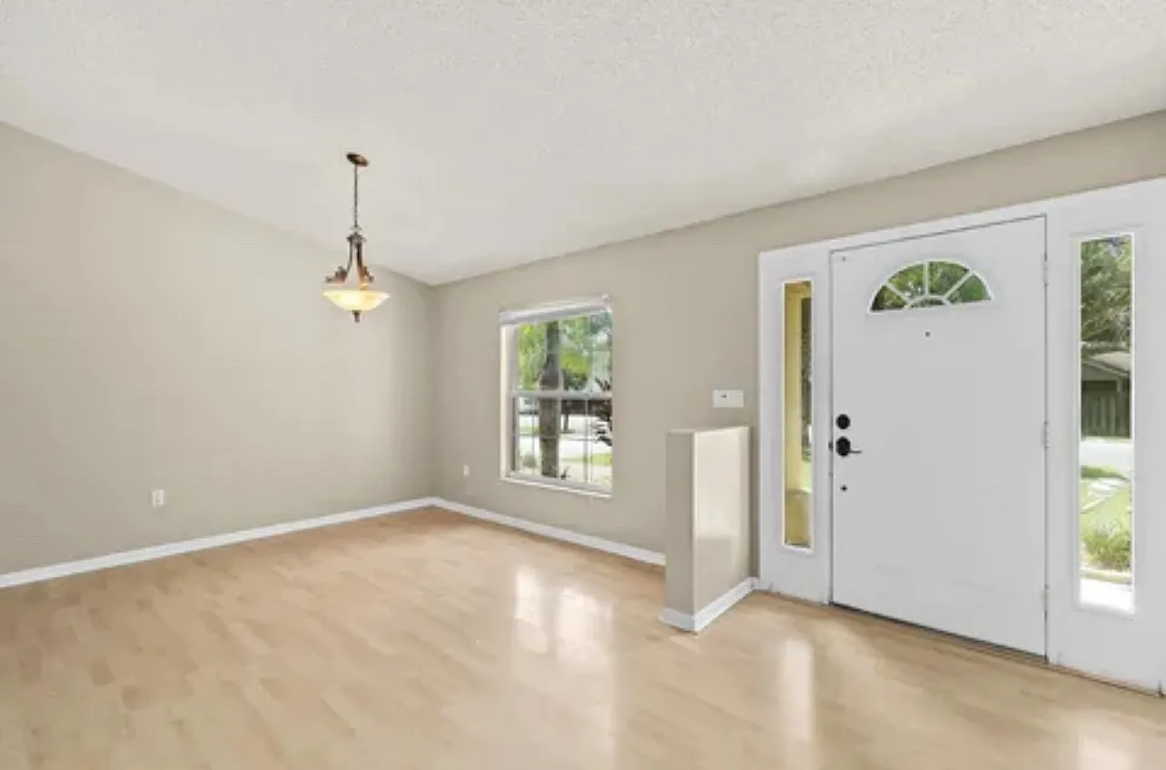 1304 Mandys Ct — Photo 2