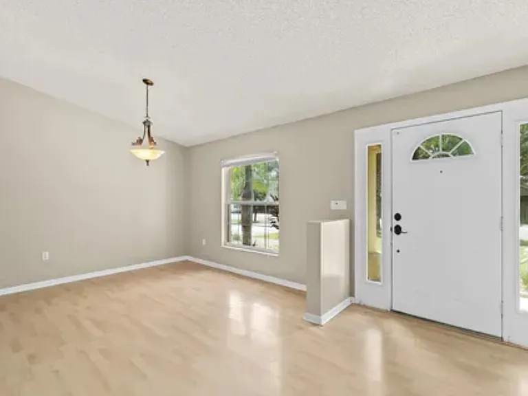 1304 Mandys Ct — Photo 2
