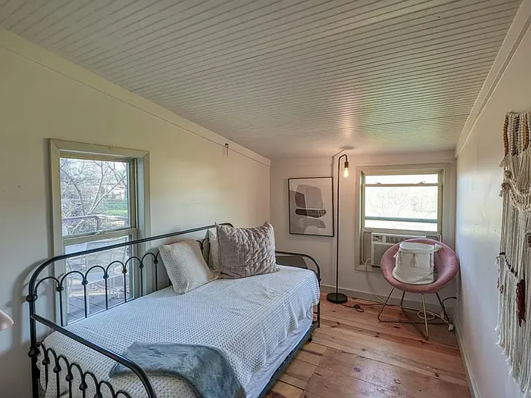 305 W Tarrant St — Photo 9