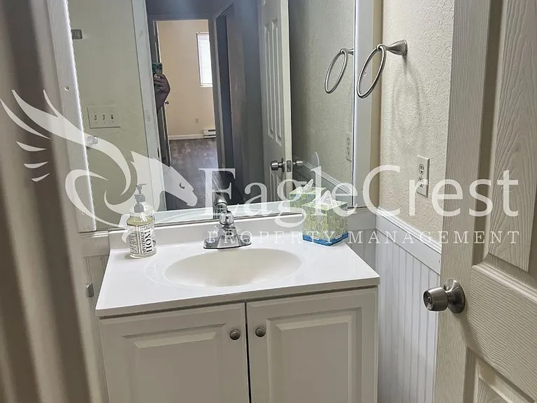 320 NE C St — Photo 18