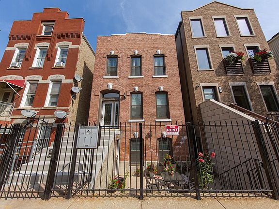 Welcome to 1245 N Cleaver! For rent is unit #G that feels like anything but a Garden unit. Right in the heart of the Nobel Square neighborhood in Chicago, this location offers city living at its best with a great neighborhood and plenty of shops and publi