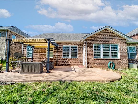 3rd image of 10403 Woodview Cir