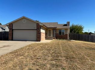 568 S Country Lakes Ct, Haysville, KS 67060