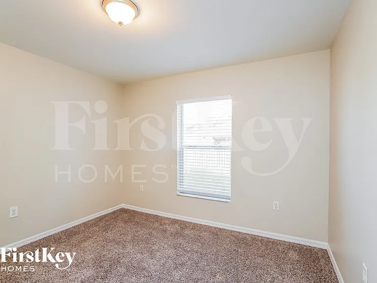 363 Claridge Cir — Photo 13