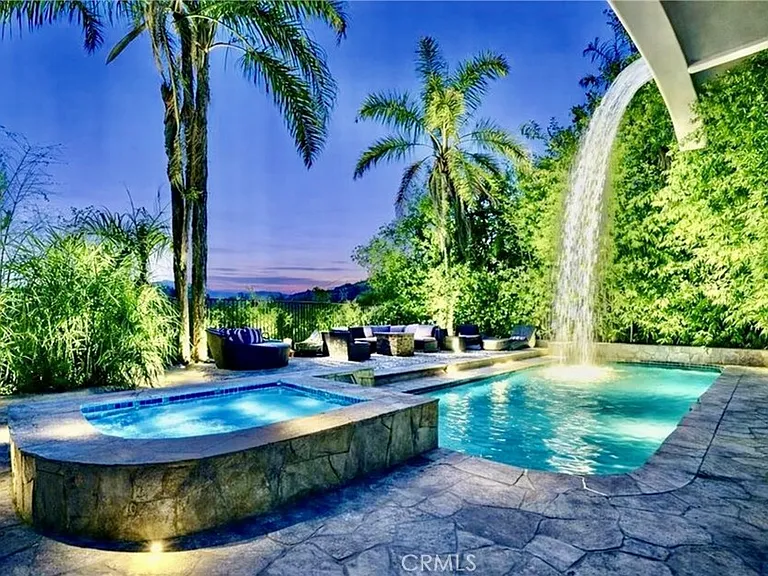 7218 Mulholland Dr — Photo 1