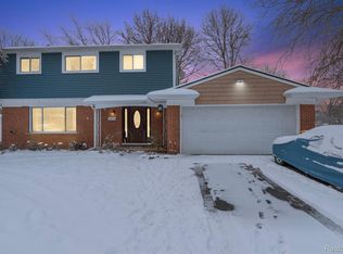 28825 Ravenwood St, Farmington Hills, MI