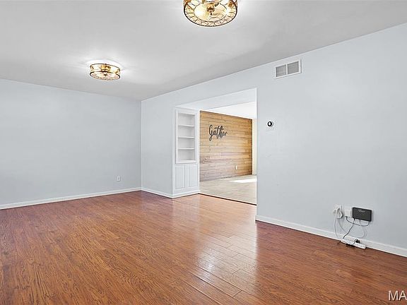 4th image of 240 S Ridge Ct