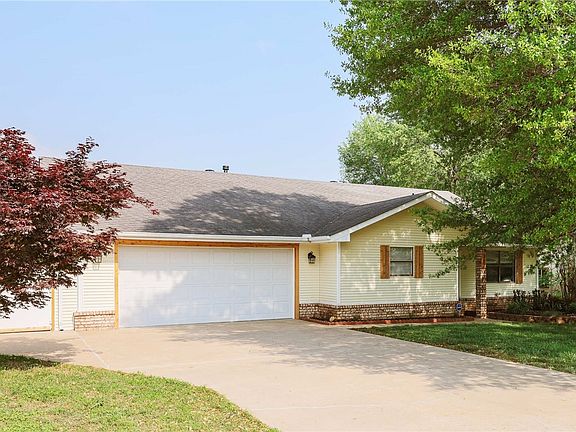 2nd image of 717 Woodland Dr