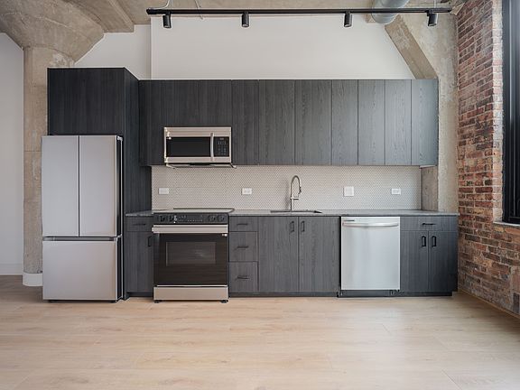 2nd image of 871 N Franklin St #211