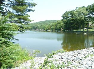 9 Willow Ter, Andover, NJ 07821