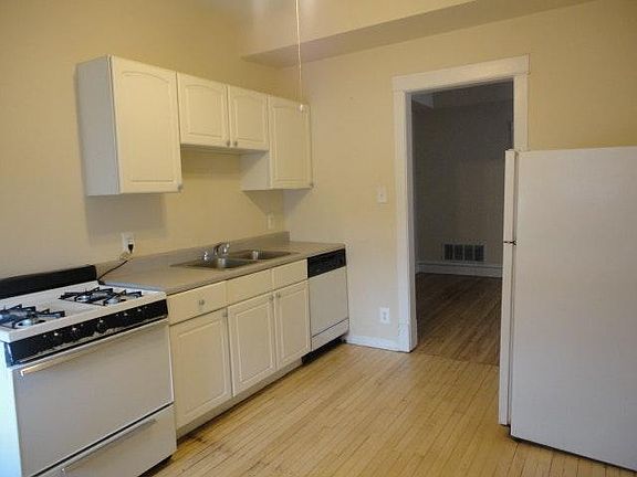 3rd image of 3818 N Sheffield Ave #3818