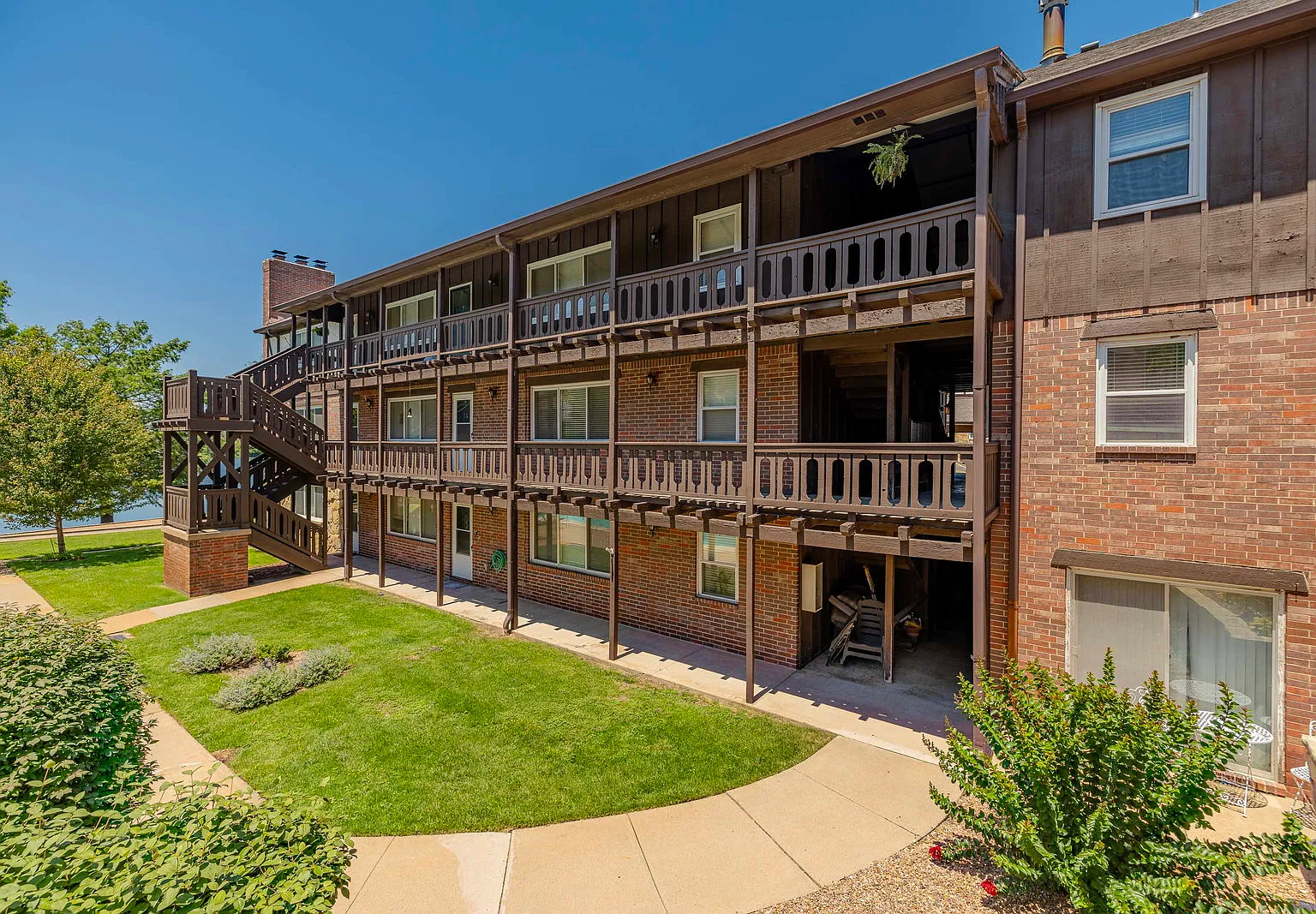 Twin Lakes Apartments — Photo 2