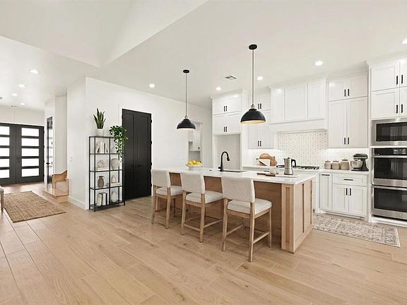 4th image of 15437 Capri Ln
