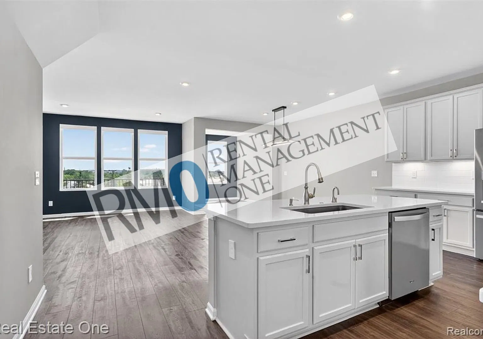 Modern 3-Bedroom Condo in Lake Orion Near I-75 — Photo 3