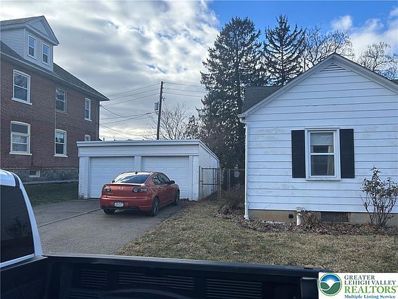 4th image of 1037 Maple St