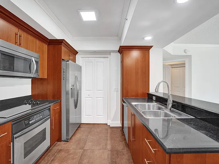401 4th Ave #203 — Photo 7