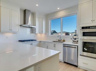 18 S Amblehurst Path NW, Calgary, AB T3P 1W8