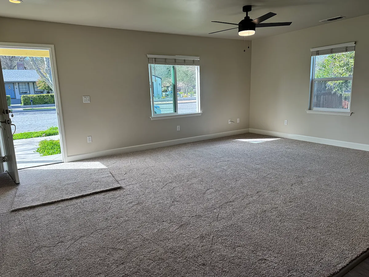 Building Photo - 2036 Oak St #1