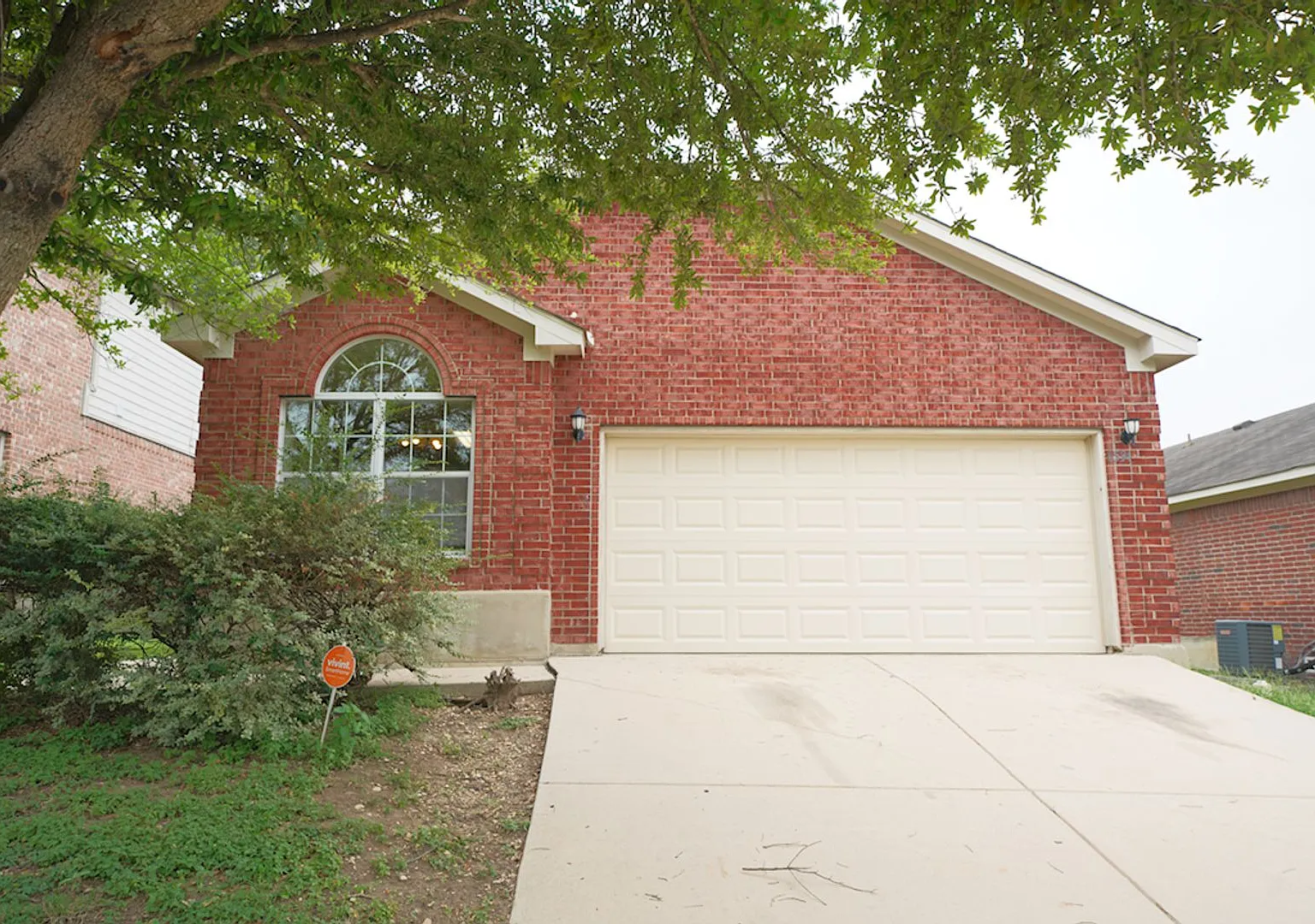 Great Home Now Available on the NorthEast Side of San Antonio. Realtor Commission: $500 — Photo 1