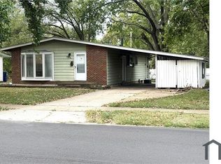 810 Manresa Ln, Florissant, MO 63031