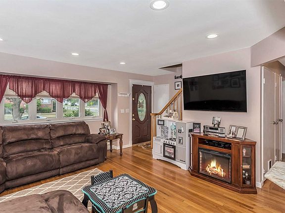 5th image of 12 N Woodward Dr