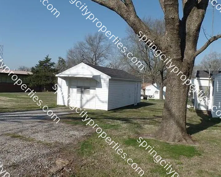 112 E Oak St — Photo 3