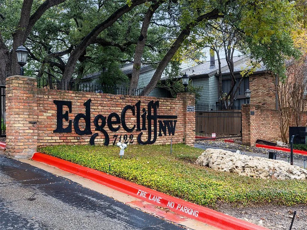 2 bed, 2.0 bath, 754 sqft, $1,895 — Photo 2