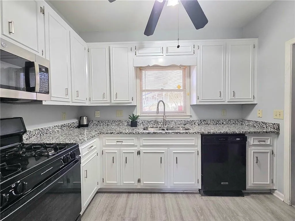2 bed, 1.5 bath, 1216 sqft, $2,200 — Photo 3