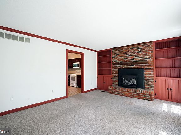 4th image of 102 Bradley Ln