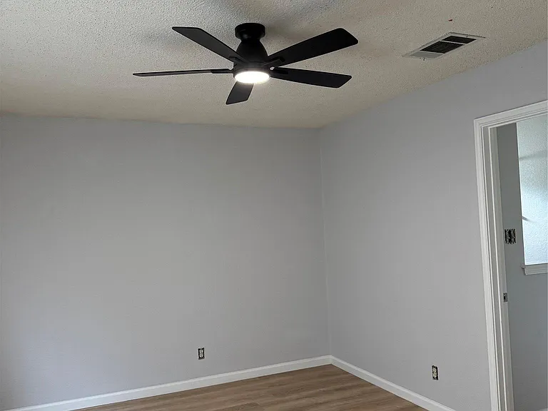 1100 E Logan St — Photo 13