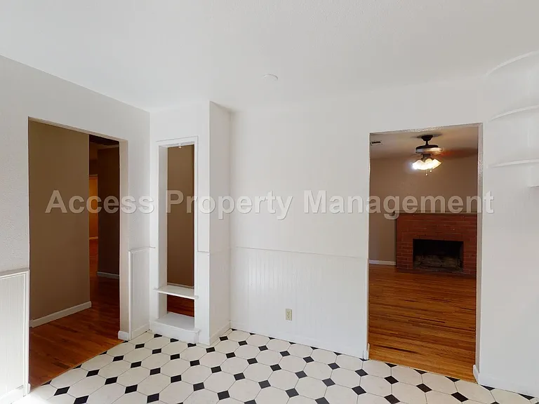 1002 Phelps Ave — Photo 4