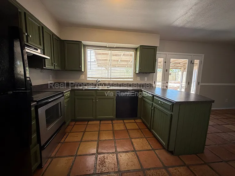 2401 W Fremont Dr — Photo 9