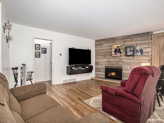 3rd image of 152 Pleasantview Dr