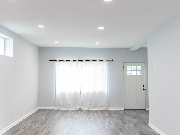 3rd image of 325 Thorn Ave