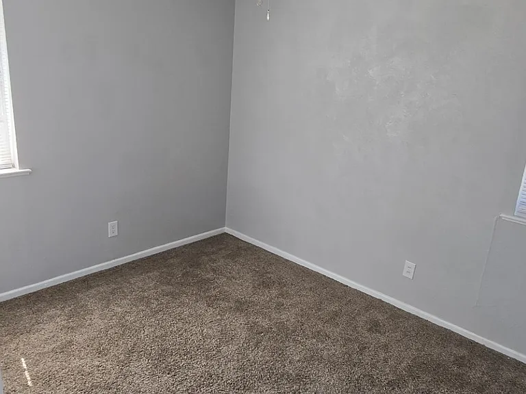 1609 Douglas Dr — Photo 6