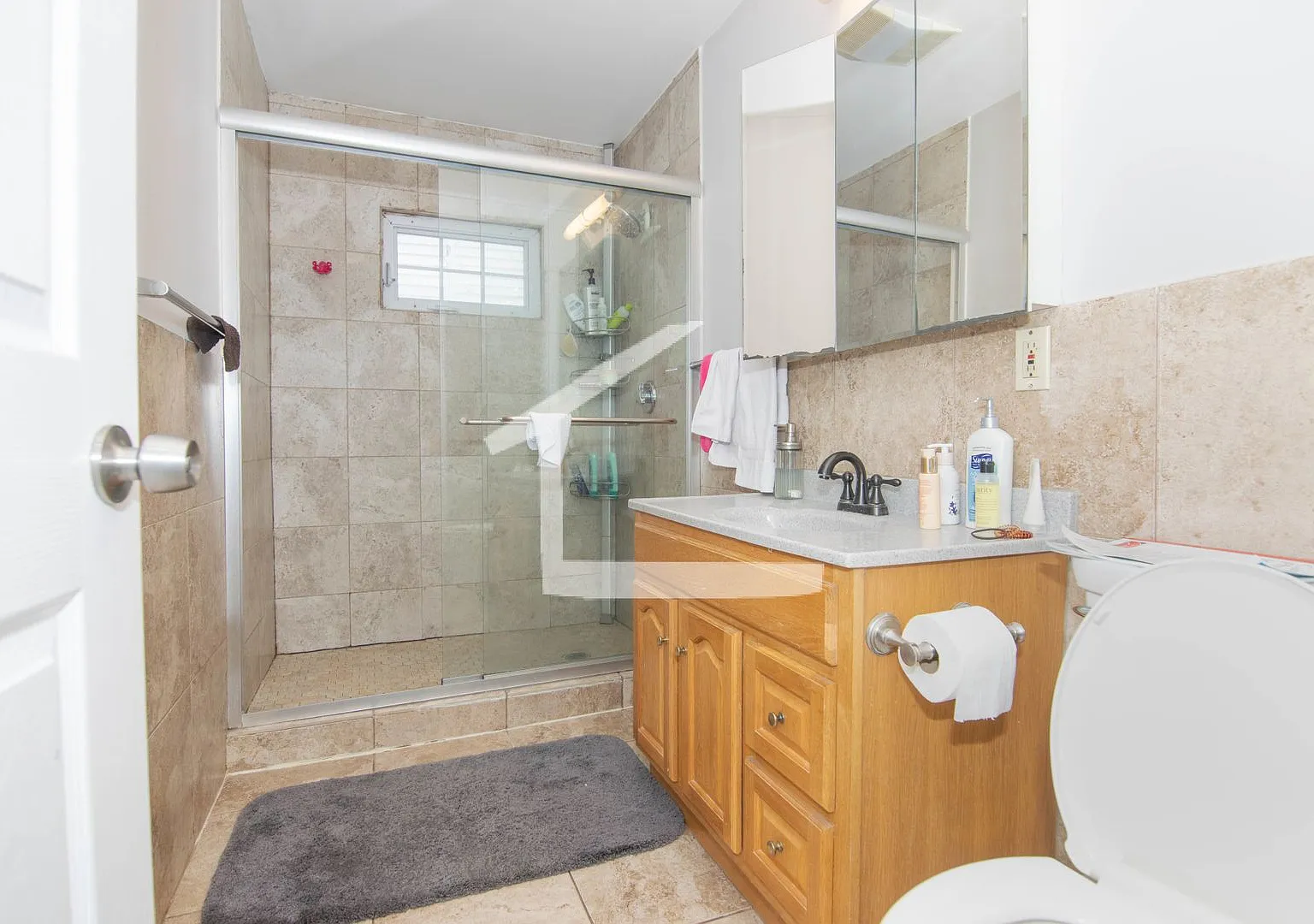 4 bed in Allston — Photo 2