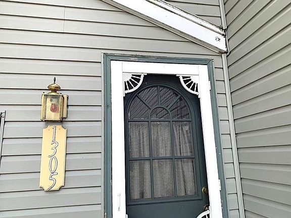 2nd image of 1305 W Grandview Blvd
