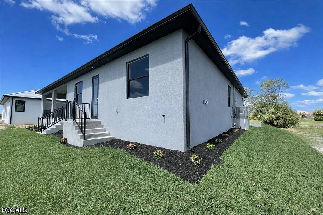 3 bed, 2.0 bath, 1973 sqft, $2,800 — Photo 3