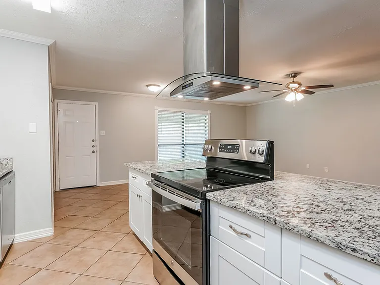918 Clark Trl — Photo 8
