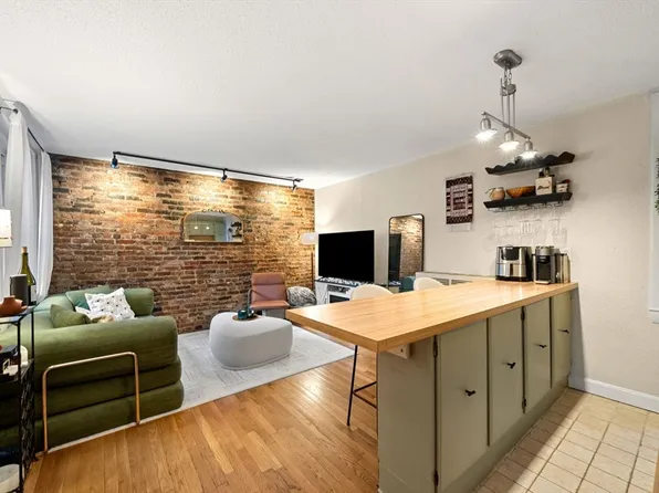 10 Henchman St APT 2R, Boston, MA 02113