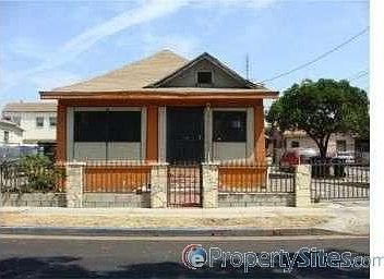 2nd image of 905 E 43rd Pl