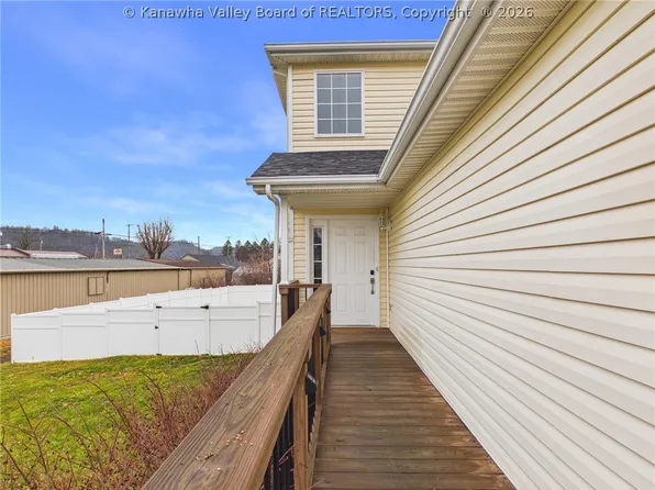 24 Long St, Winfield, WV 25213