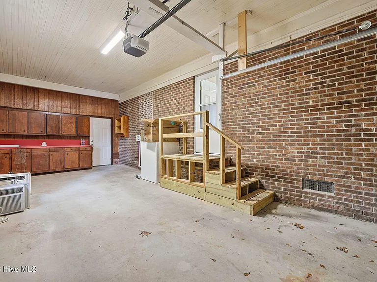 574 Simpson St — Photo 19