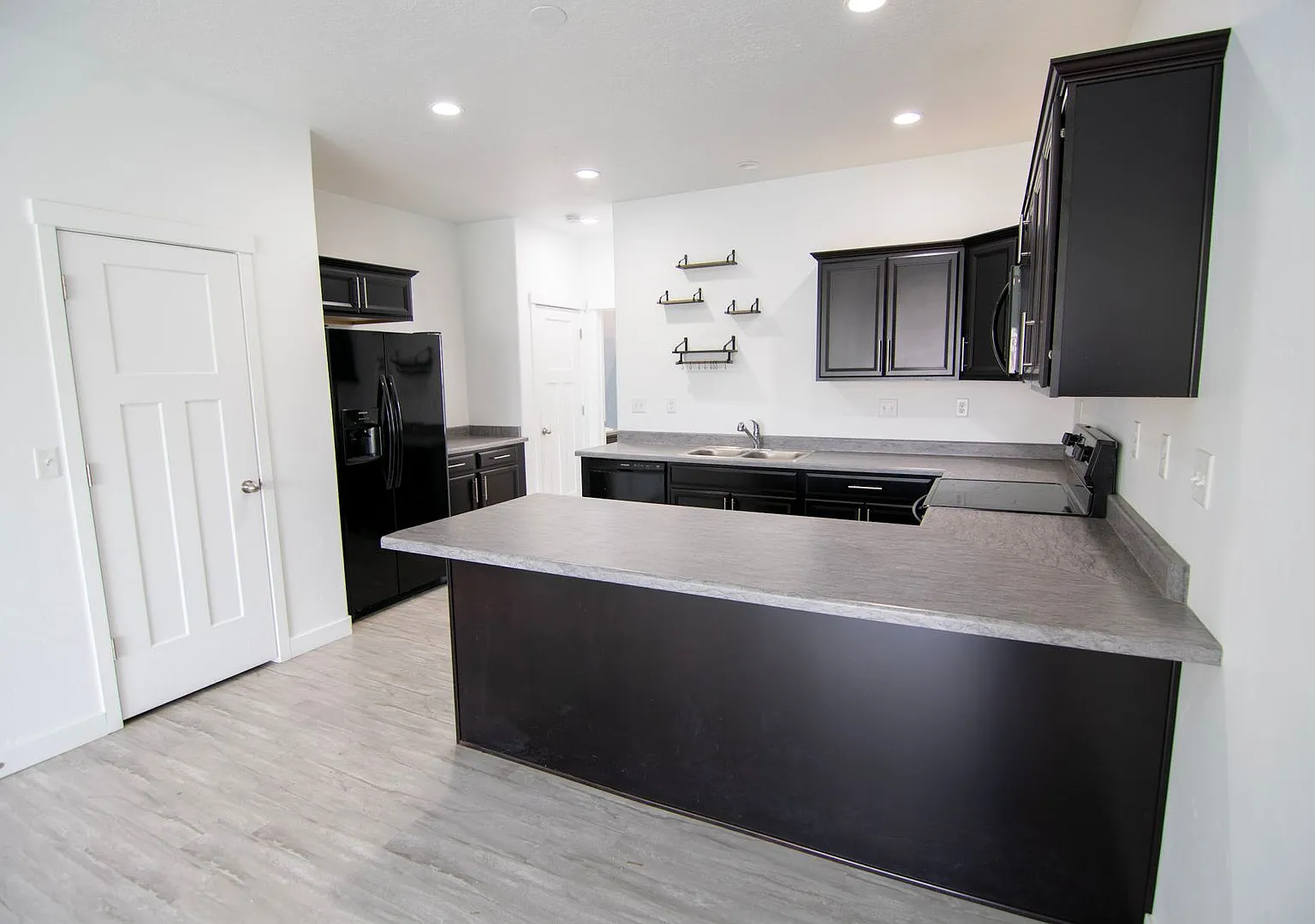 Gorgeous Modern Townhome, Now Leasing! — Photo 1