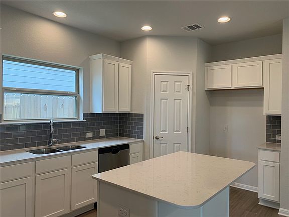 3rd image of 709 Durness Dr